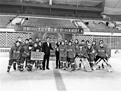 江南体育-辽宁省冰球锦标赛上海女子队斩获冠军，教练团队高喊胜利在望