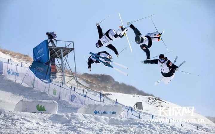 自由式滑雪百团体赛精彩上演