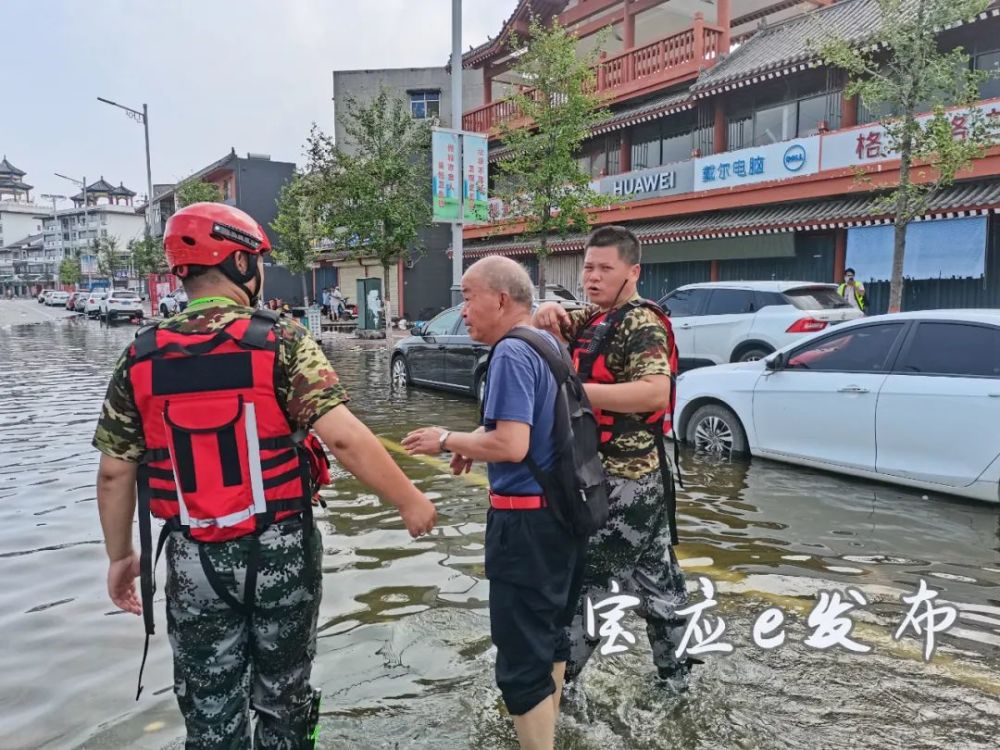 浙江彩虹对抗河南雄鹰，场上对决激烈