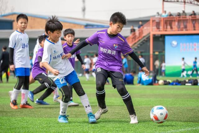 足球青训发展蓬勃，少年足球风采迷人